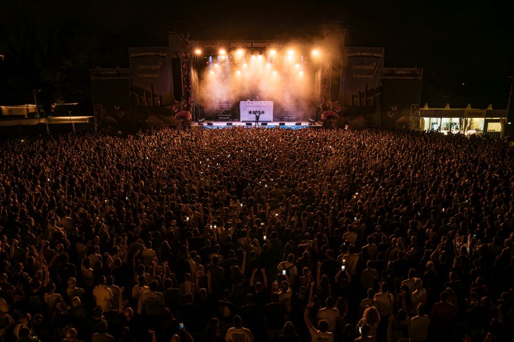  Cresce l’attesa per la sesta edizione di SEQUOIE MUSIC PARK, nel cuore verde del Parco delle Caserme Rosse di Bologna. Al via il 16 giugno con il collettivo irlandese KNEECAP