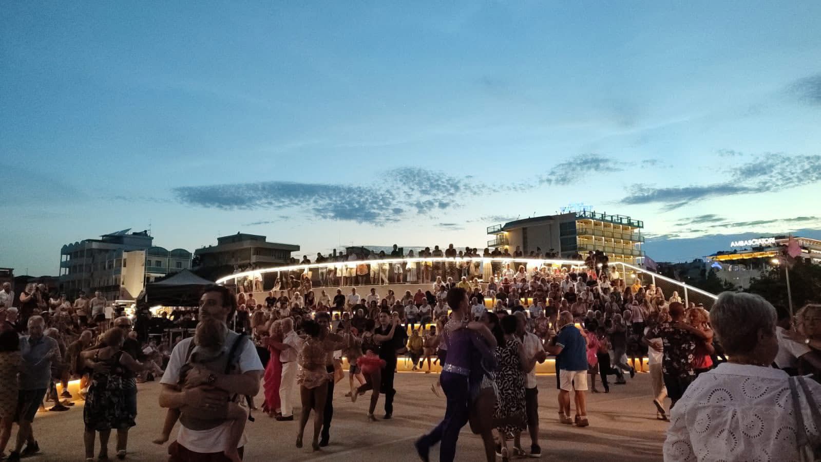 Liscio Street Parade 2026: grande successo per la prima serata. Piazza Kennedy gremita per la festa del liscio che conquista Rimini e la Riviera