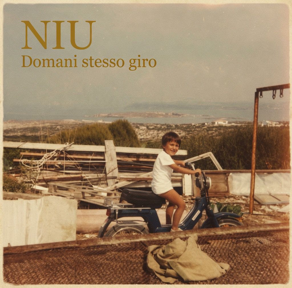 È disponibile DOMANI STESSO GIRO, nuovo singolo del cantautore sardo NIU: tuffo nostalgico ma vibrante nei ricordi d’adolescenza. Libertà, giovinezza, appartenenza, riti uguali ma sempre diversi.
