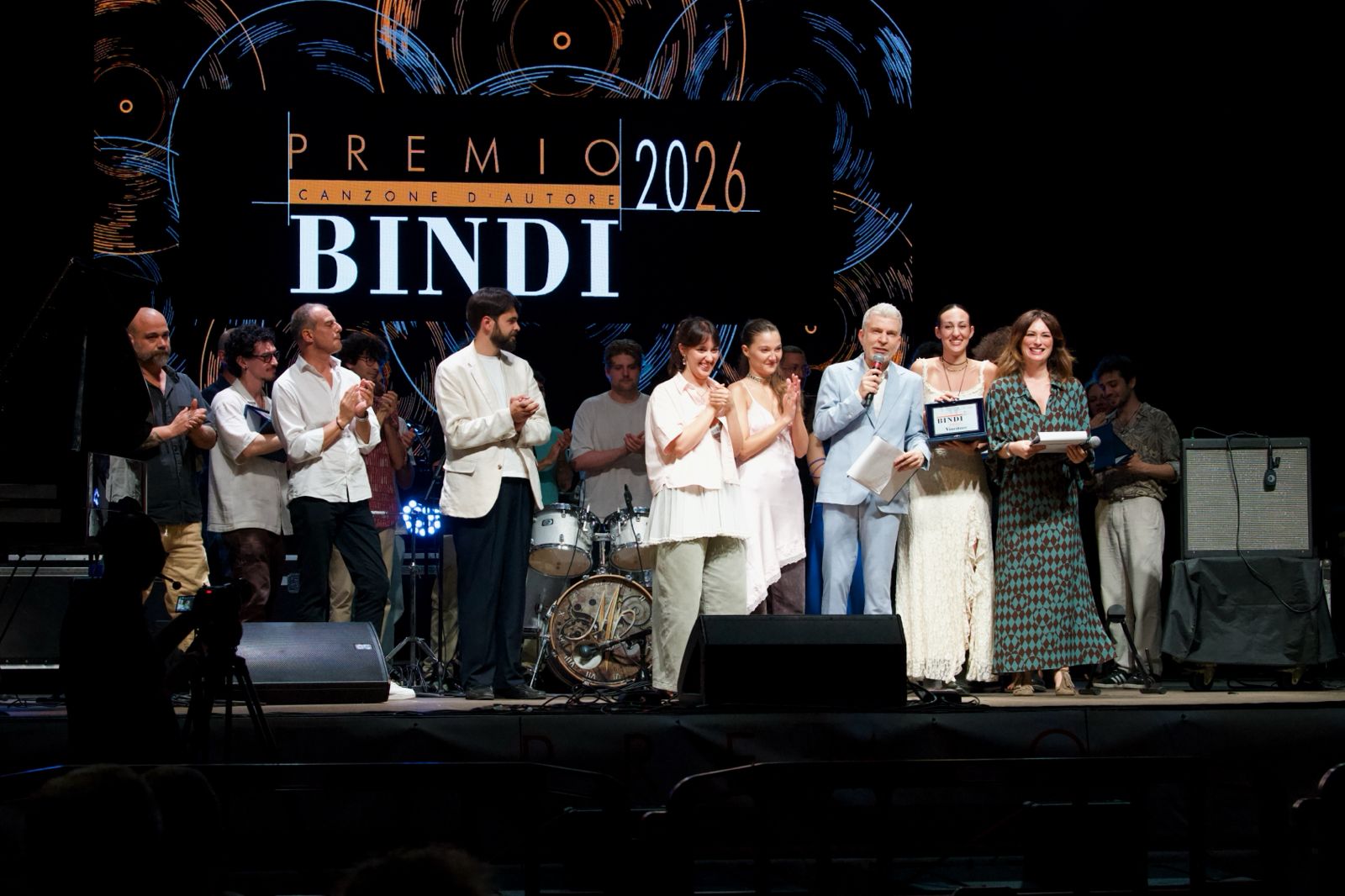 PREMIO BINDI, vincitore assoluto EMSAISI. La band romana tutta al femminile ha conquistato la TARGA PREMIO BINDI 2026! Premiati anche Matteo Trapanese, Gabriele Spira e Davide Amati