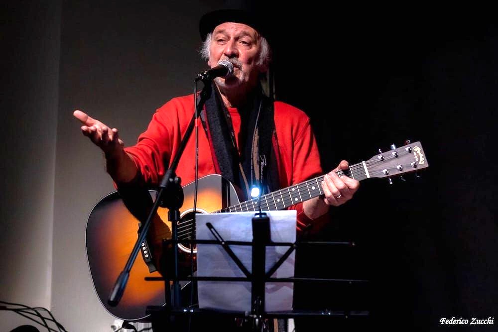 Il cantautore e scrittore GIANGILBERTO MONTI ospite della XXXIV FESTA DI RADIO ONDA D’URTO eseguirà dal vivo alcuni brani del suo nuovo album “VOCI RIBELLI”, domenica 16 agosto a Brescia