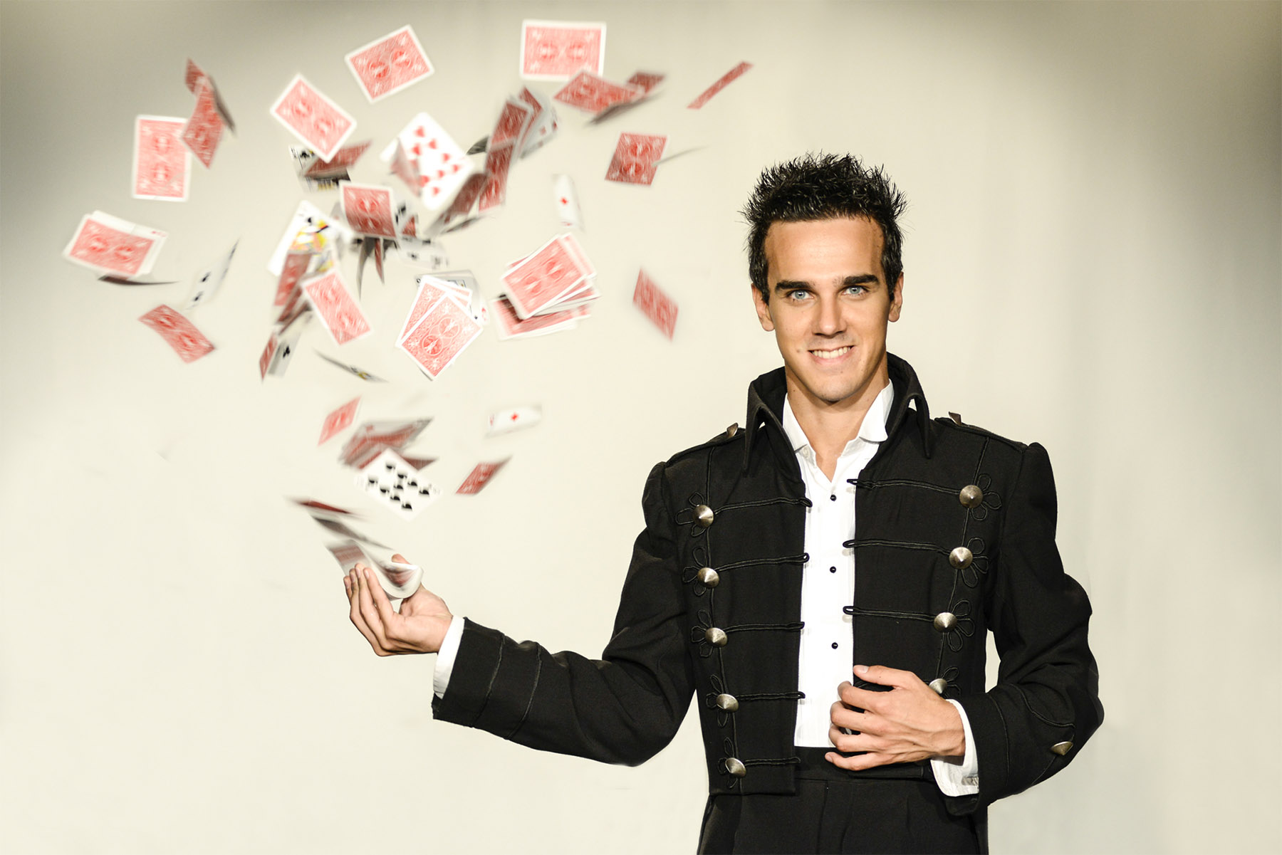 LA SPEZIA ESTATE FESTIVAL: mercoledì 12 agosto in Piazza Europa alla Spezia LUCA BONO in L’ILLUSIONISTA