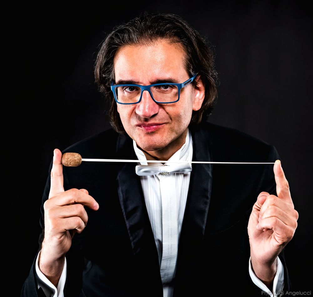 Il Maestro ROBERTO MOLINELLI compositore della musica e MELISSA MASTROLORENZI autrice del testo, firmano “SOTT’U SOLE” il brano ufficiale dei XX GIOCHI DEL MEDITERRANEO TARANTO 2026