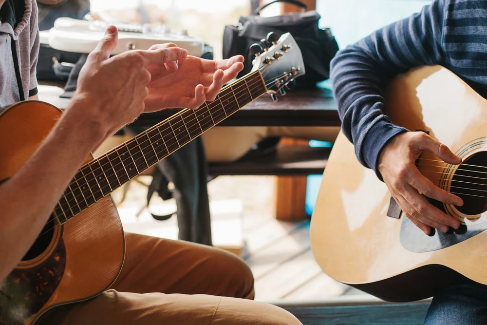 De André, Guccini, Battisti e non solo: la musica d’autore entra in classe. Valditara: “I brani dei cantautori possono essere oggetto di studio” – Orizzonte Scuola Notizie
